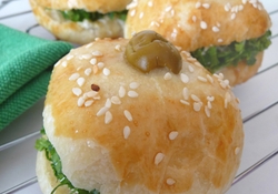 Рецепт: Турецкие булочки с оливками и брынзой