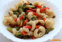 Паста с чесноком, брокколи и сладким перцем