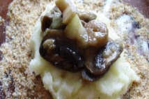 Шаг 4: Можно посыпать тарелку молотыми сухарями, …