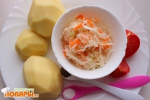 Шаг 1: Мелко нарезаем луковицу, ставим кастрюлю …