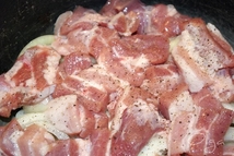 Шаг 2: На дно кастрюли, рекомендуется казан, …