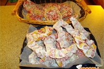 Шаг 10: Готовый хворост посыпать сахарной пудрой …