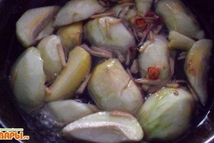 Шаг 3: В кастрюлю налить уксус и …