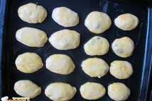 Шаг 5: Пирожи выкладываем на смазанный растительным …