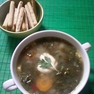 Зеленый борщ с копчеными ребрышками