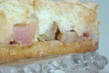 Шаг 3: На песочную основу выложить ревень, …