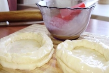 Шаг 3: Основание «стаканчика» нужно смазать яйцом, …