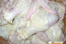 Шаг 1: Курицу порезать на куски. Замариновать …