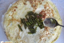 Шаг 7: Отдельно жарим блинчики из готового …