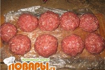 Шаг 3: и слепить мясные шарики.