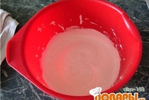 Шаг 7: пока выпекается тесто, взбиваю белки …