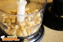 Шаг 2: Миндаль подержать в кипятке, отделить …