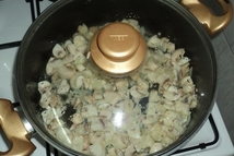 Шаг 2: В кастрюлю с растительным маслом …