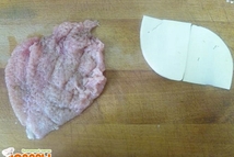 Шаг 1: Куриное филе отбивают с двух …