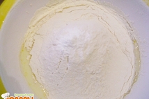 Шаг 3: Муку просеиваем через сито, смешиваем …