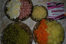 Шаг 1: Отварить картофель, морковь, сосиски, яйца …