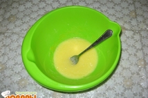 Шаг 2: Отделим желтки от белков, разотрём …