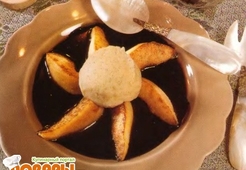 Груши в шоколадной подливке с мороженым