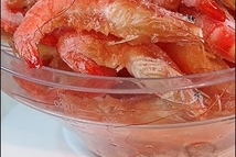 Шаг 7: Креветки очищаем от головы и …