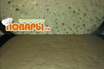 Шаг 4: Накаляем сковороду, тонко смазывам маслом …