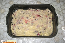 Шаг 8: Форму для выпечки смажем сливочным …