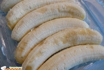 Шаг 2: Форму для выпечки смазать маслом …