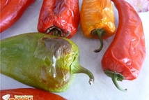 Шаг 2: Горячие перцы достать и промыть …