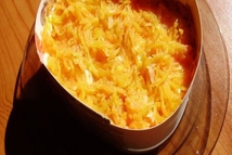 Шаг 4: Выложить слоями: грузди, маринованный лук. …