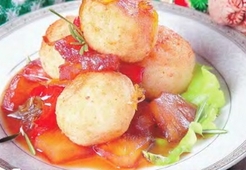 Рисовые биточки с ананасом в овощном соусе