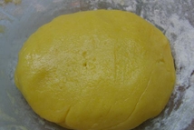 Шаг 3: Добавить муку и замесить гладкое …