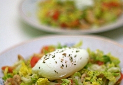 Салат из пекинской капусты с пашотом