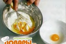 Шаг 2: Добавьте по одному яйца и …