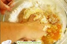 Шаг 7: Насыпьте во вторую миску оставшуюся …