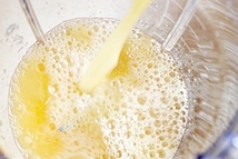 Шаг 1: Заливаем апельсиновый сок в блендер …