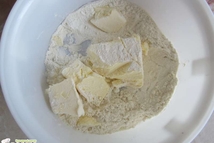 Шаг 2: Для начала берем сливочное масло …