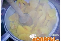 Шаг 2: Тыкву очистить, нарезать на крупные …