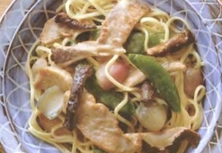 Свинина с грибами и лапшой