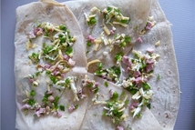 Шаг 2: Соединить мясо, сыры, зелень и …