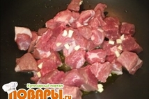 Шаг 2: Одновременно начинаем готовить мясо и …