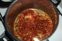 Шаг 3: В кастрюлю добавляем томатную пасту, …