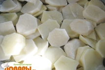 Шаг 3: Тем временем чистим картофель, режем …