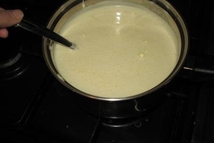 Шаг 5: К яичной смеси добавить оставшуюся …