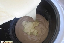 Шаг 4: Форму для выпекания смазываем сливочным …