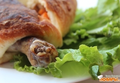 Окорочка с овощами в слоено-дрожжевом тесте