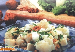 Салат из цветной капусты с орехами и брынзой