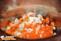 Шаг 2: Наливаем в сотейник или кастрюлю …