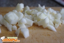 Шаг 2: Режем яблоки на небольшие кубики.