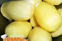 Шаг 2: Тем временем следует почистить картофель, …