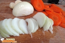 Шаг 2: Подготовьте овощи. Картофель порежьте полукруглыми …