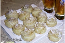 Шаг 2: Для сладких "розочек": фрукты нарезать …